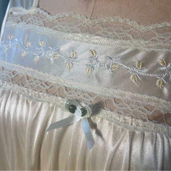 Vintage, pastel yellow nightgown with lace and embroidered top. Sm/med - Picture 5 of 6